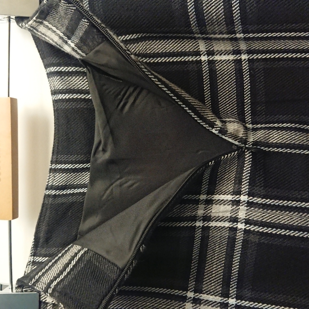 Black & grey plaid skirt - Picture 7 of 8